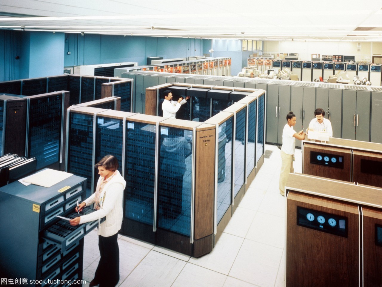 位于勞倫斯利弗莫爾國家實驗室llnl的cdc7600大型機之一。前景中的玻璃葉櫥柜擁有計算機的處理器。背景中的櫥柜是用于記錄或檢索信息,加載或保存程序的數據磁帶流。llnl有三部這樣的計算機,但它們的代碼正逐漸被轉移到更強大的cray-1超級計算機上。在llnl的cdc和cray計算機構成了世界上最大的研究計算機中心之一的心臟。